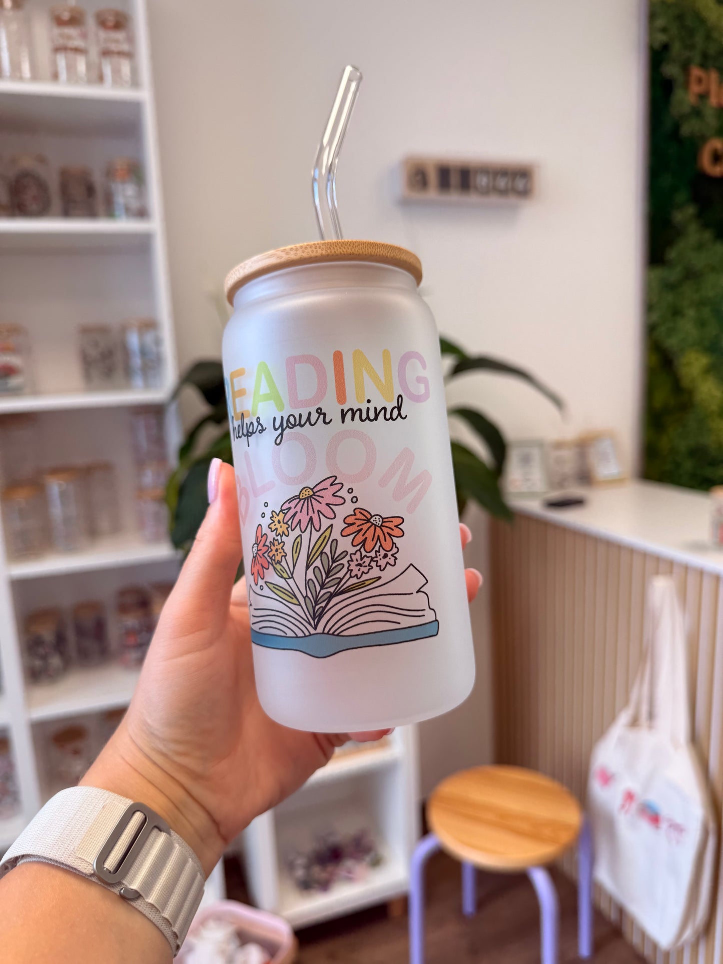 Glass Cup "Reading helps your mind bloom“ milchig 16oz