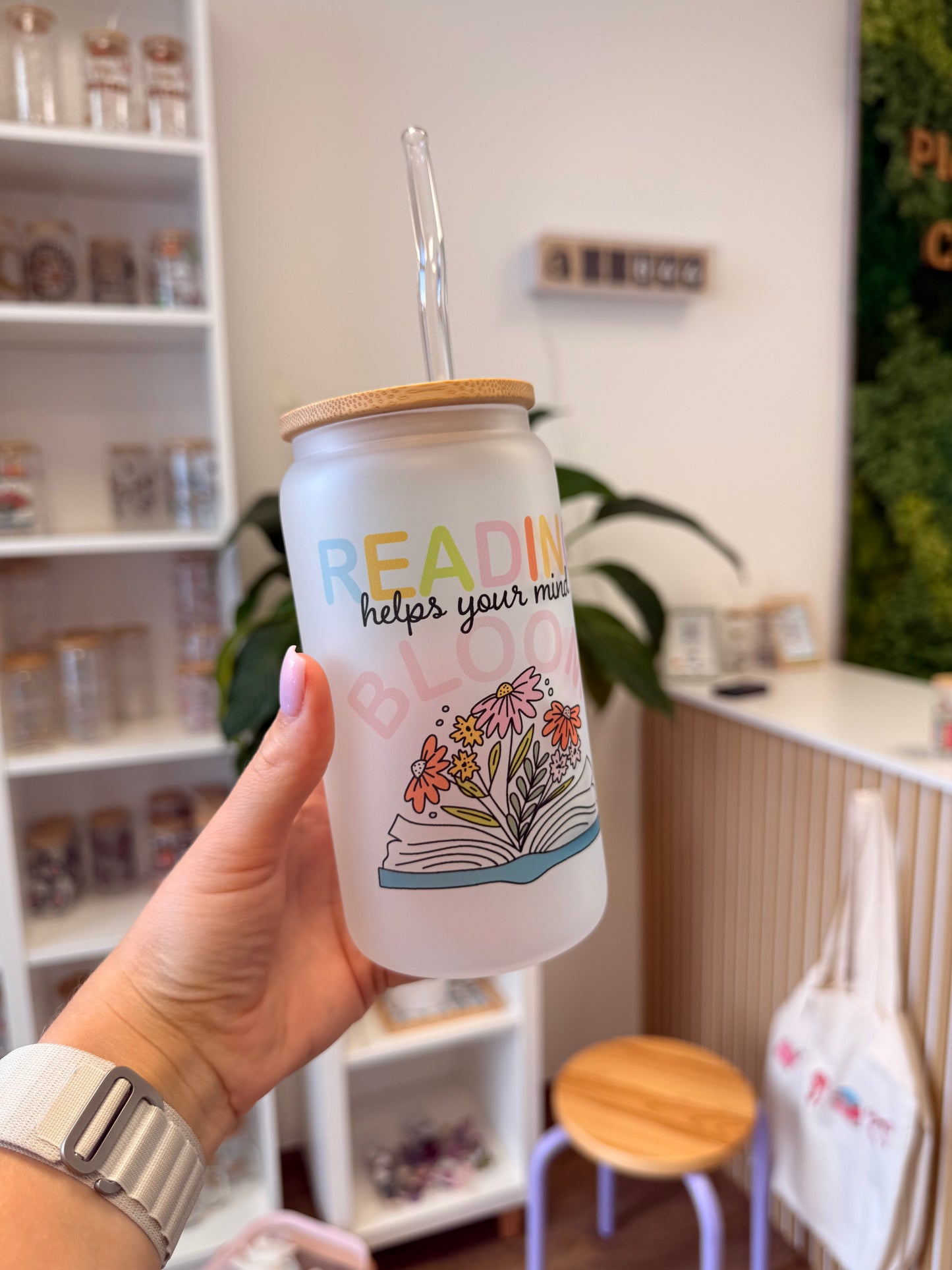Glass Cup "Reading helps your mind bloom“ milchig 16oz