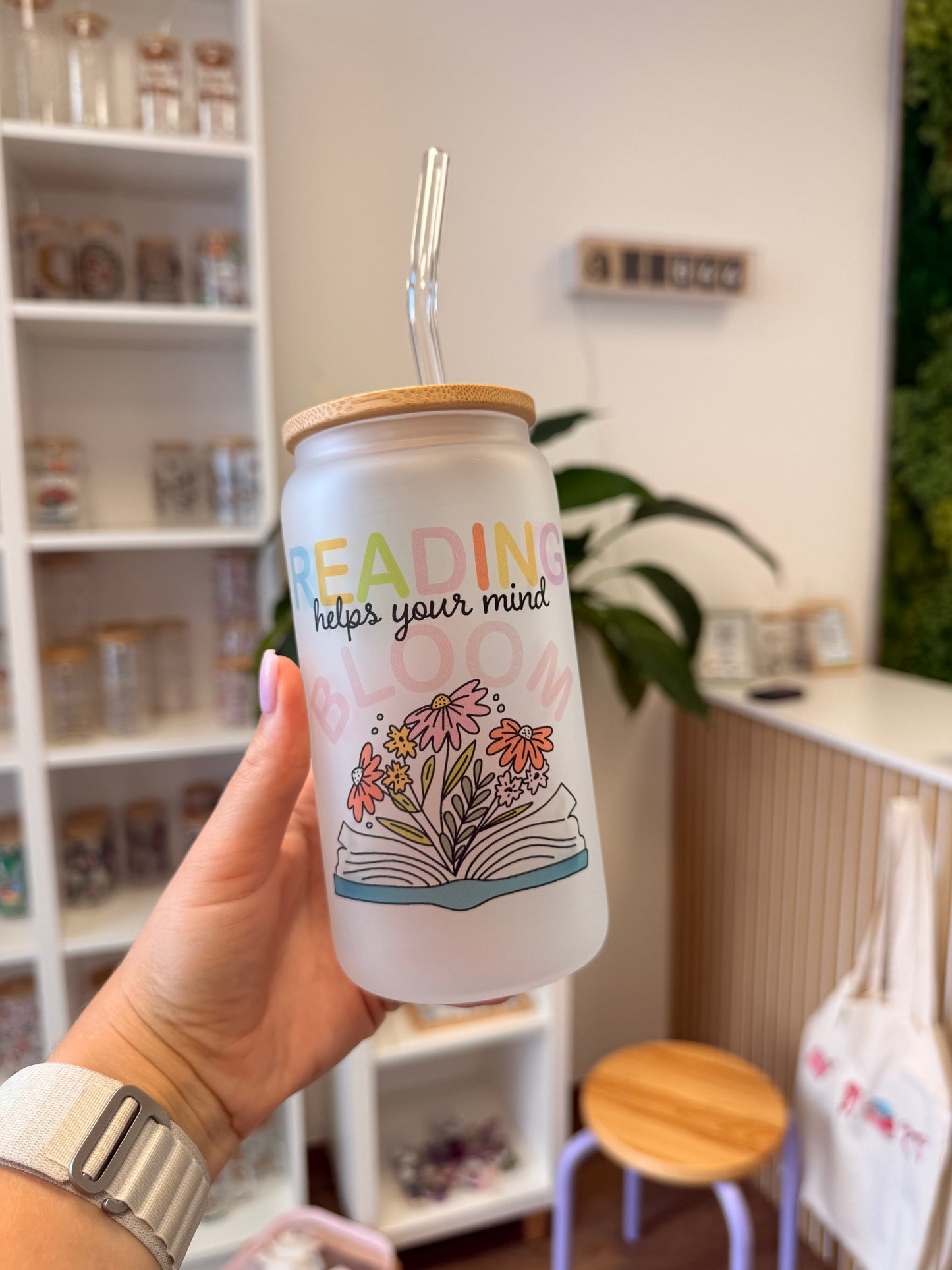 Glass Cup "Reading helps your mind bloom“ milchig 16oz