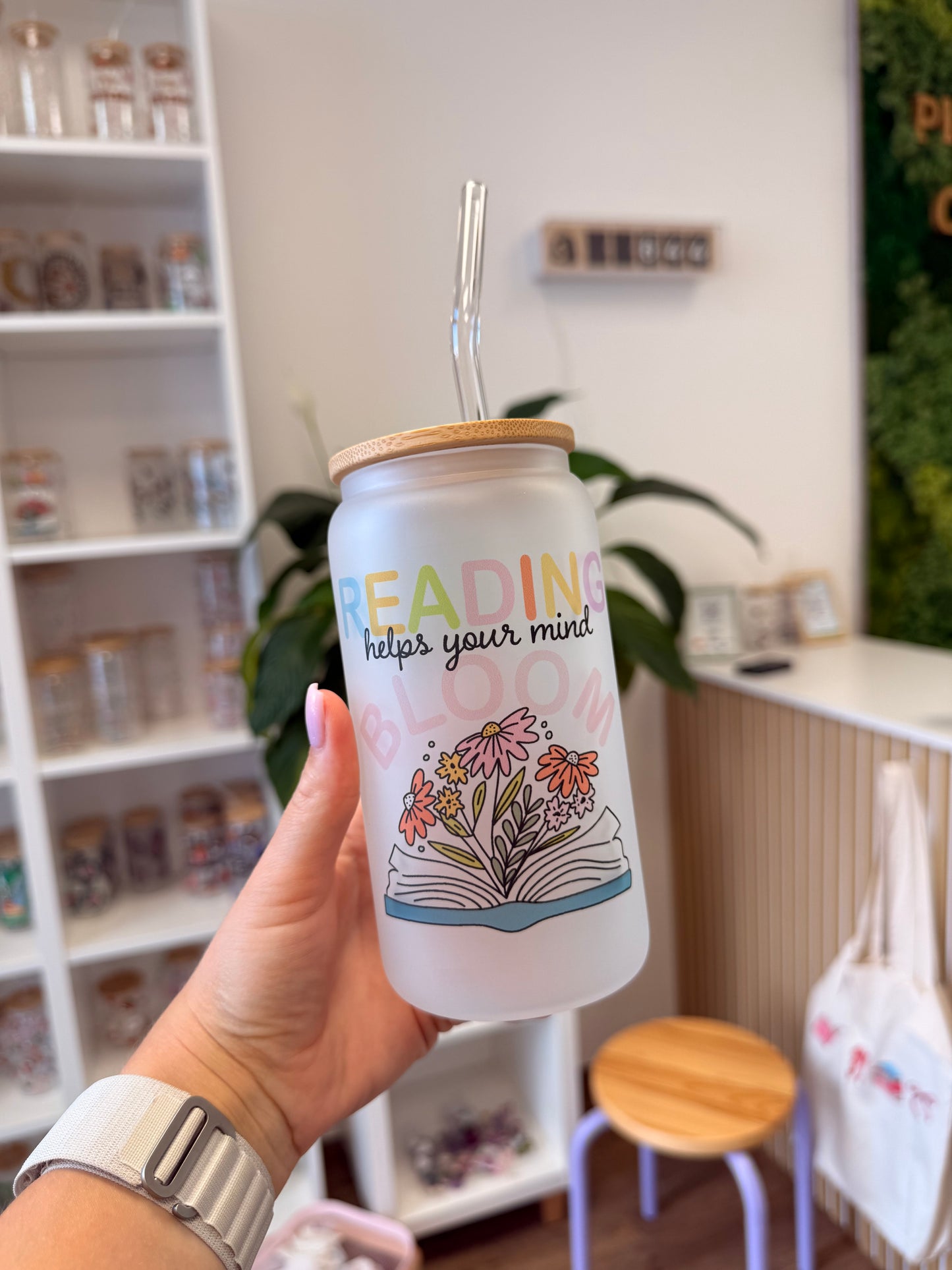 Glass Cup "Reading helps your mind bloom“ milchig 16oz